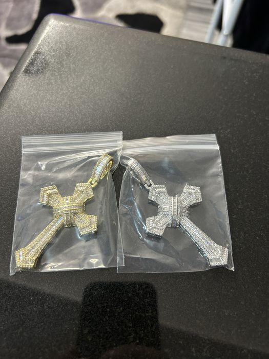 Pandantiv Cruce Iced Out cu Pietre Zirconia – Auriu / Argintiu – 7 cm