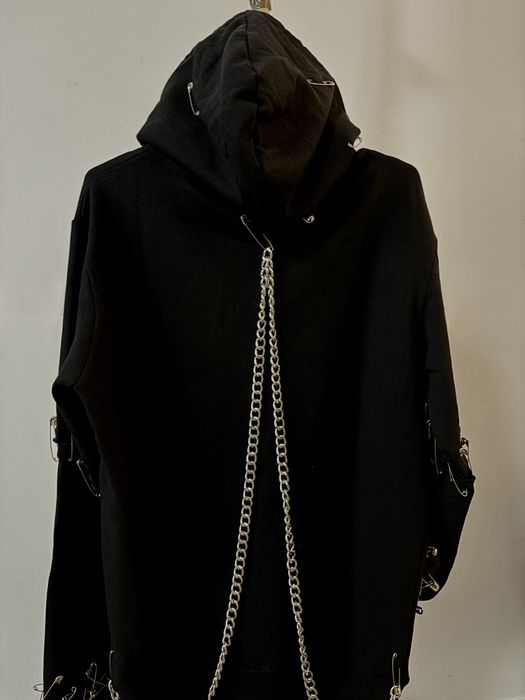 Hanorac personalizat cu detalii metalice si lanturi