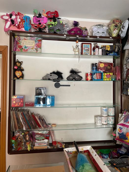 Продаю витрины и оборудование