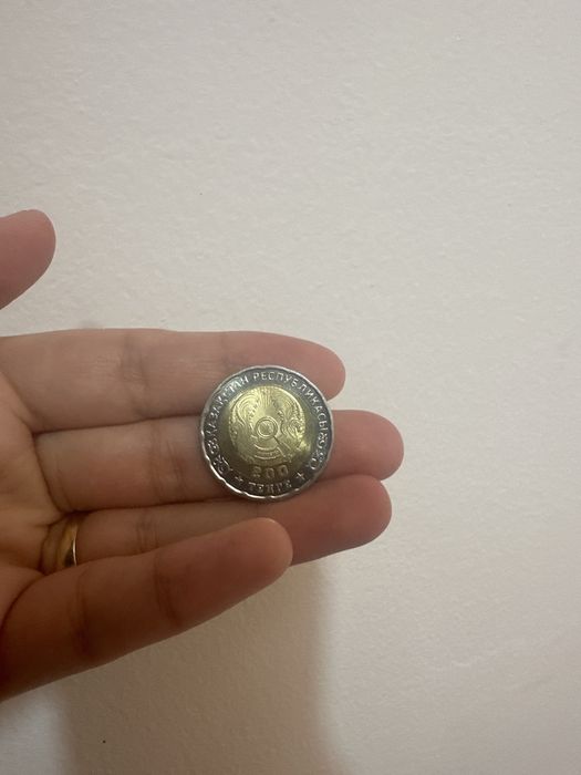 Продам монету 200 тг 80 лет