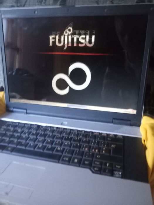 Se vinde leptop Fujitsu exprimo mobile v6555 în stare buna trimit prin țară plată la curier