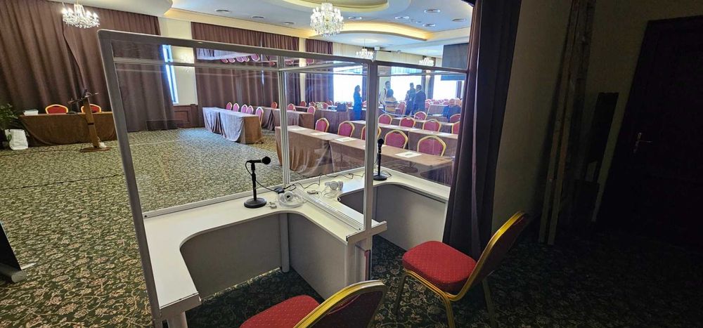 двойна преводаческа кабина и оборудване за симултанен превод, под наем