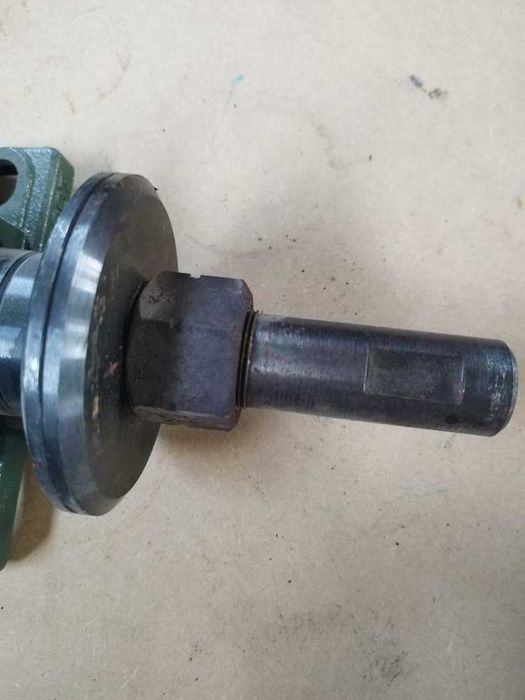 Ax cu con pentru despicat lemne circular