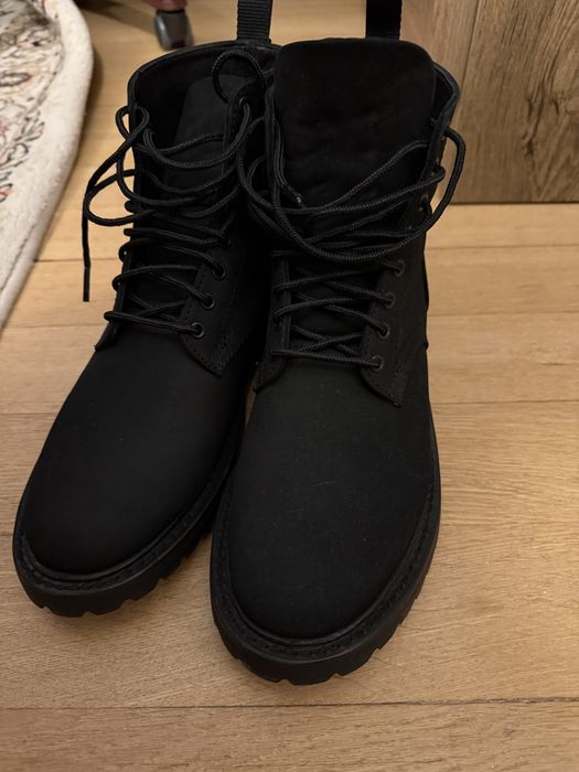 Продавам ботуши на марката Thursdayboot