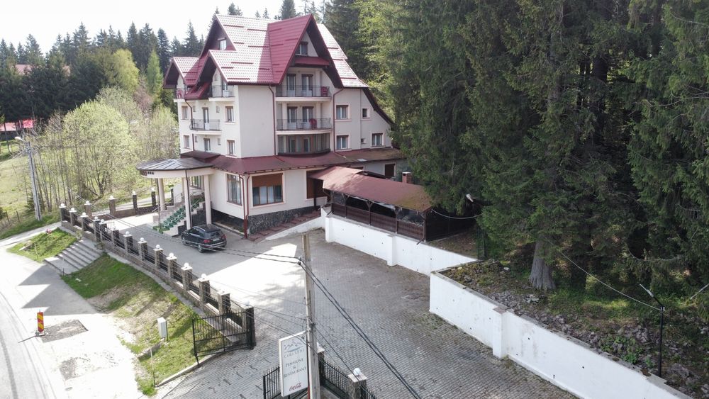 Predeal - Inchiriez PENSIUNE de 1000 MP pe Str. TREI BRAZI nr. 64