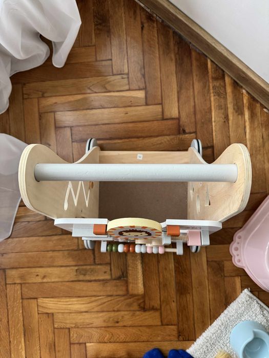 Дървена бебешка проходилка