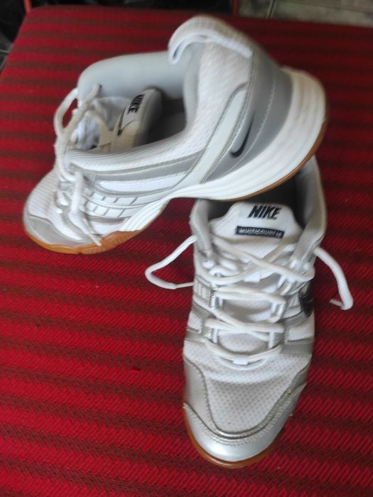 Adidași  NIKE, foarte practici, comozi și rezistenți.
Numarul 41.