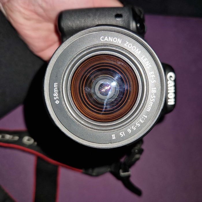 Canon EOS 600D+ obiectiv EF-S 18-55mm+Card 32Gb+3baterii si Incarcator