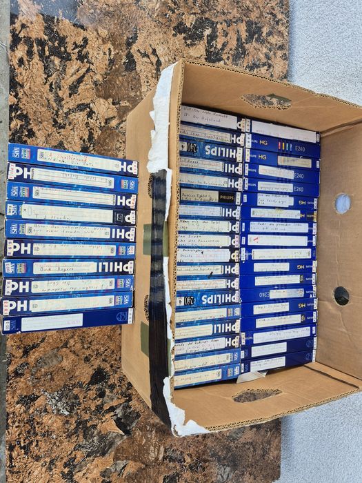 Vând 50 casete video VHS originale Philips de 240 minute Colectie film