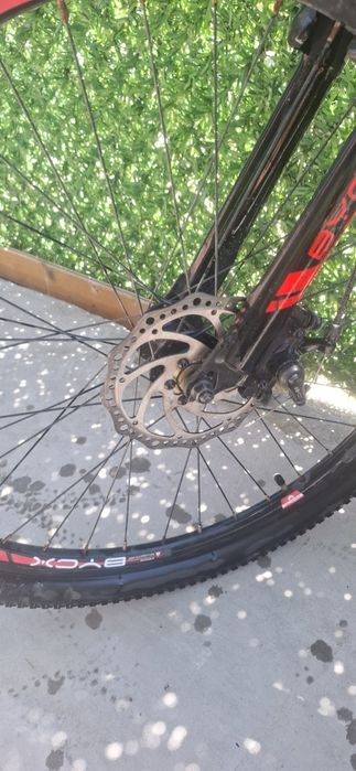 Продавам червено черен  byox