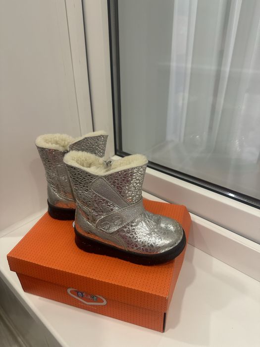 Продам зимние сапожки на девочку