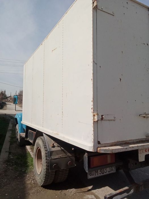 yuk mashina sotiladi