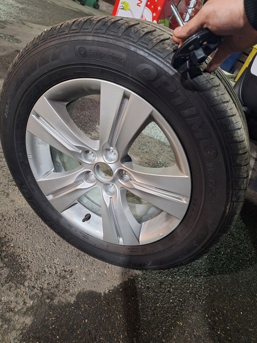 Roți originale complete R17 SUV (Hyundai / Kia) . Cauciucuri de iarna.