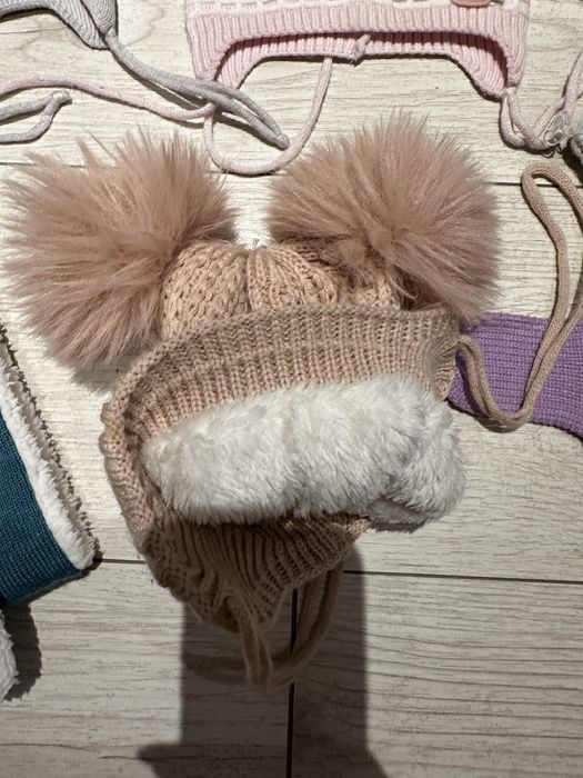 Шапки в ассортименте, шарфы, ботиночки.