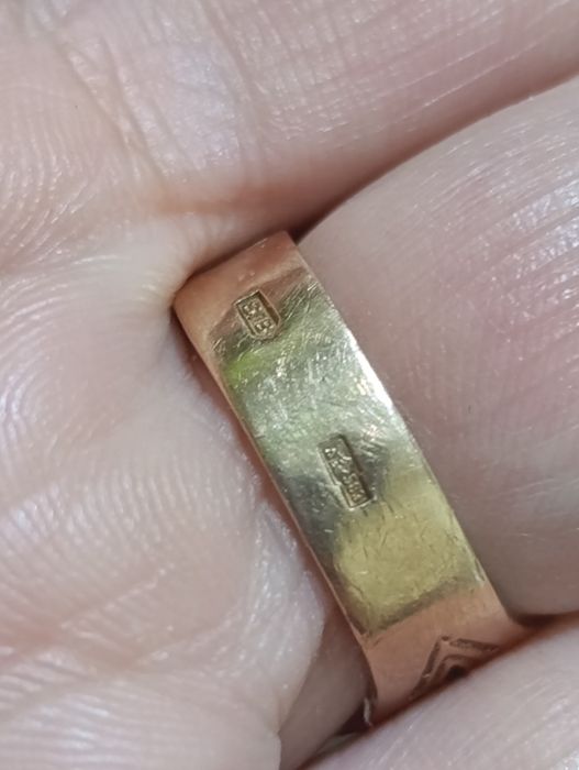 Продам женский золотой перстень.
