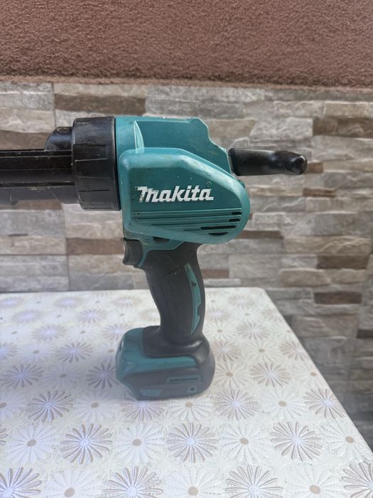 Акумулаторен пистолет за силикон MAKITA DCG180Z