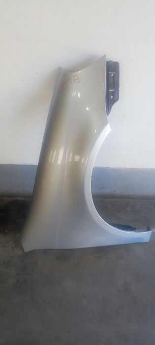Aripa dreapta fata volkswagen vw jetta an 2007 cu usoare urme de rugina cod culoare LA7W