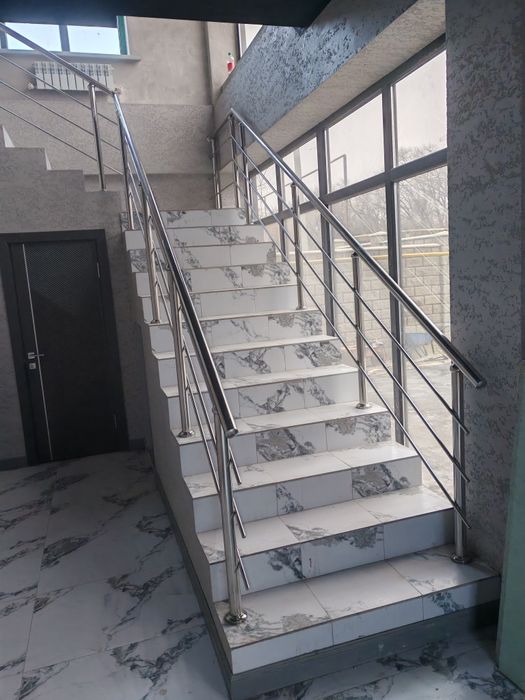 Перила из стекло для лестница на балконе