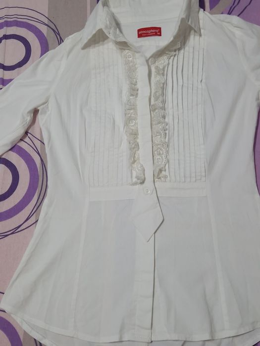 Cămașă albă cu volănașe,mărimea 38(M),cambrată,marca Atmosphere.