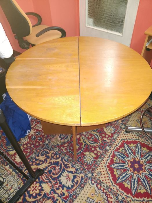 Дървена кръгла маса много здрава