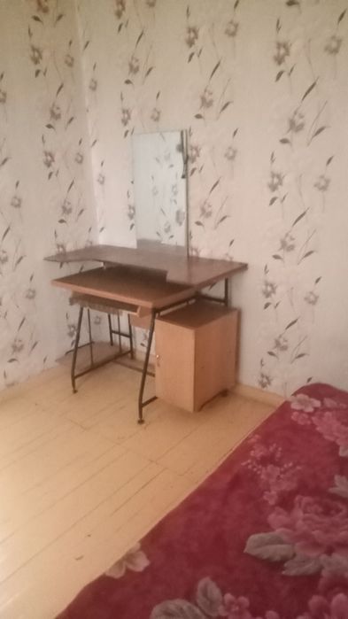 Квартира в древяним доме двух комнат ний  мебель есть кухня .