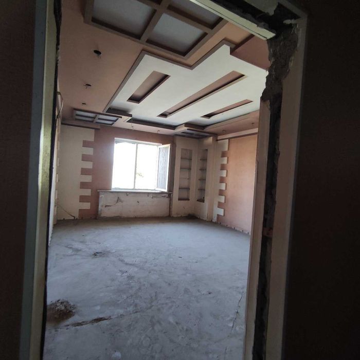 Продается участок с двух-этажным домом,рядом с Мечетью.