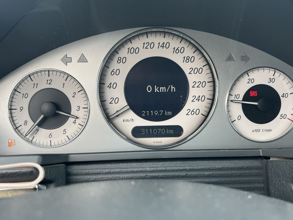 Mercedes Benz  E 2.7D