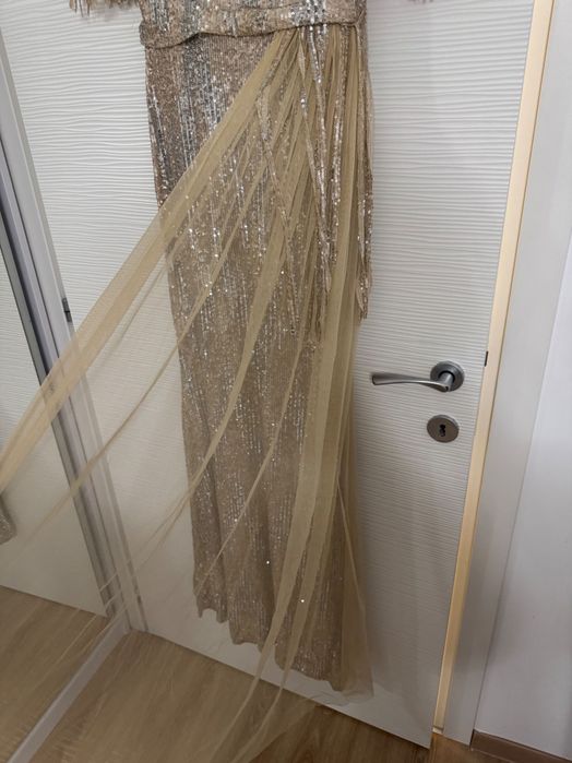 Rochie lungă elegantă aurie cu paiete și franjuri