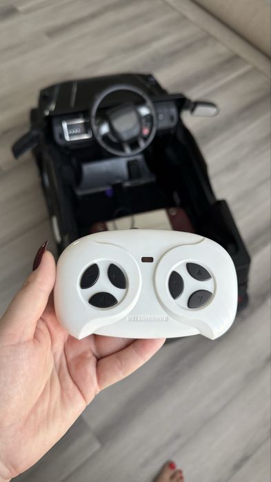 Продам машинку детскую электромобиль