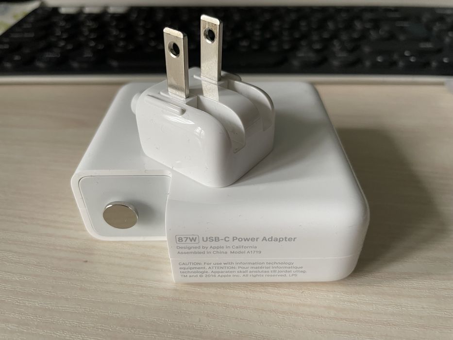 Зарядка на MacBook. 87W, американец