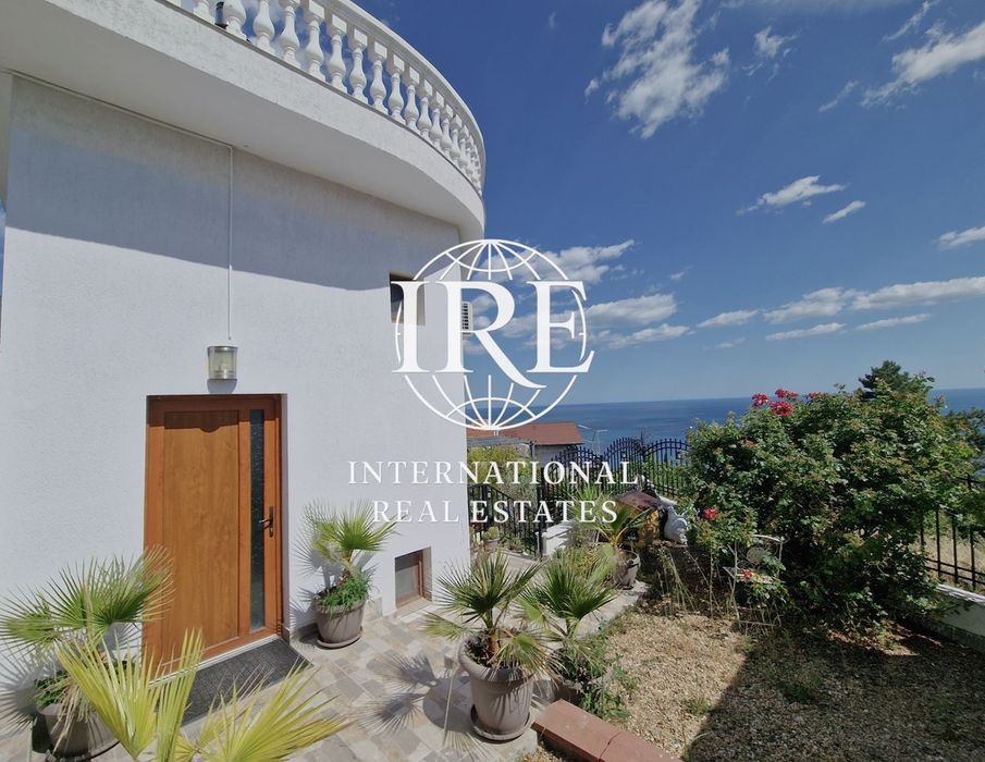International Real Estates (IRE) представя: Великолепна триетажна къщ