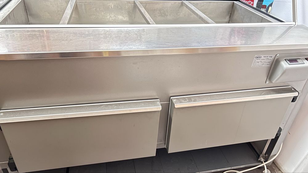 Витрина за топла храна.