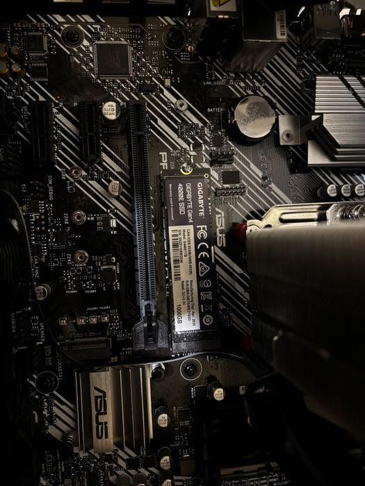 Complet Nou-Ryzen 5 5600 / RTX 5060 8Gb/ 16 GB DDR4 / 2 Tb SSD / RGB