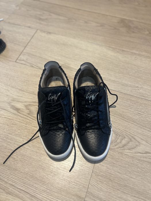 Vând sneakers modelul Giuseppe Zanotti Frankie, mărimea 41, originali 100%.