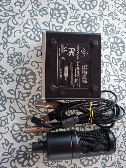 Vând microfon și behringer