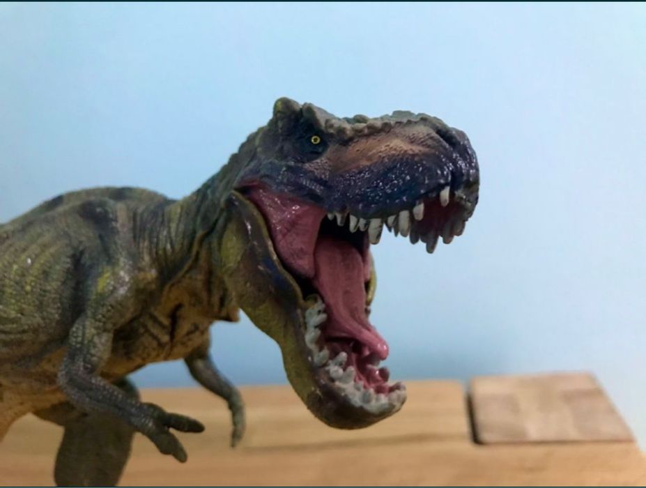 2 диназавъра и 2 фенерчета с динозаври -40 лева