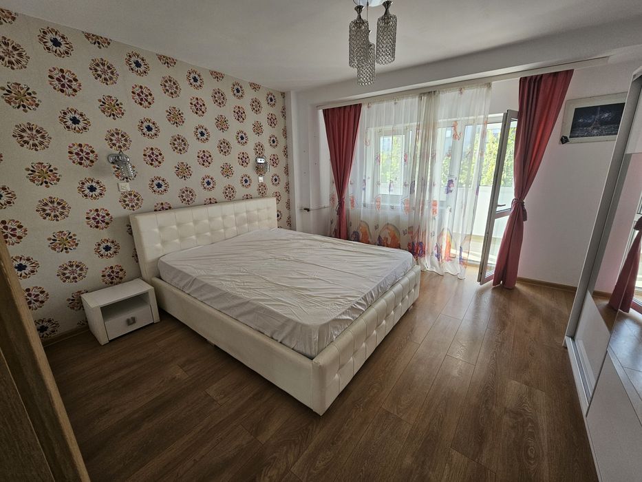 Particular-Inchiriez apartament 3 camere Bd. Decebal