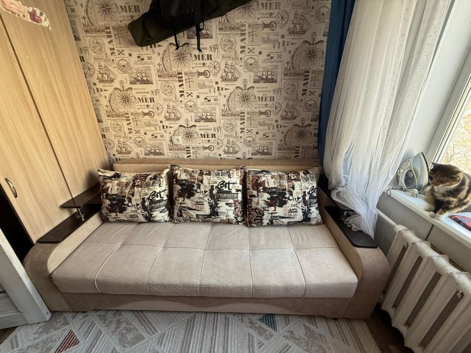 Диван с подушками