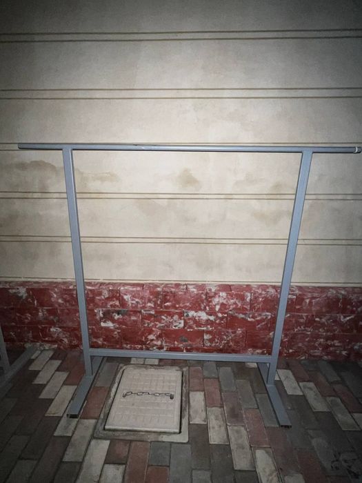 Продаются металлические вешалки. Предназначен для одежд в магазин