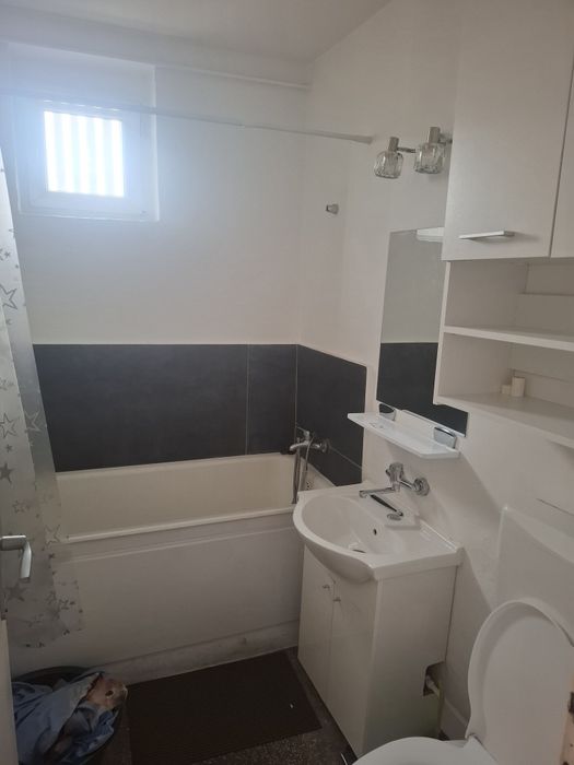 Închiriez apartament cu 2 camere