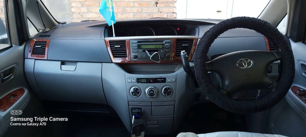 Продам машину Toyota Noah