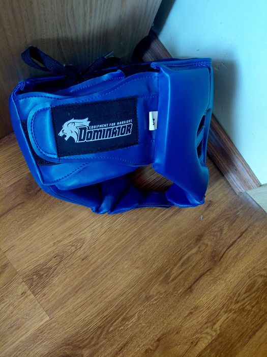 Два чифта боксови ръкавици и каска