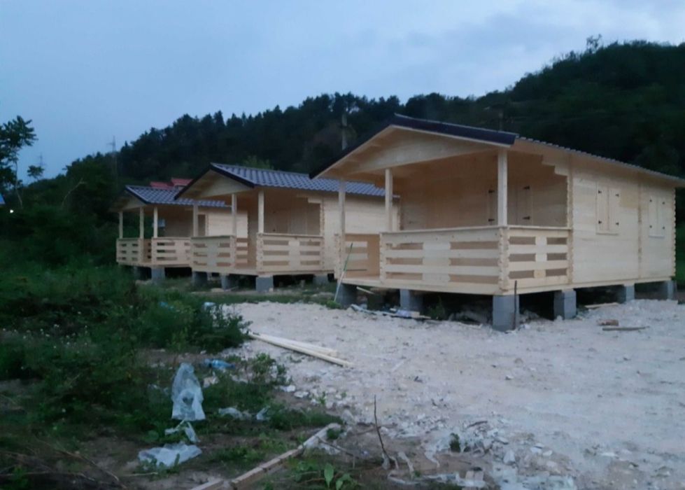 Vindem cabanute din lemn