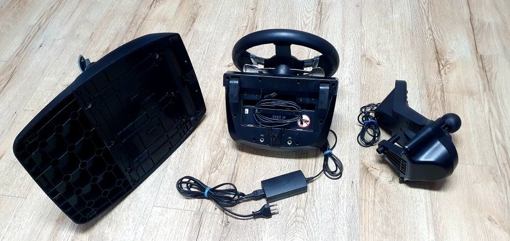 Gaming Volan Logitech G27 Volan+pedal+schimbător+adapter 

Funcționeaz