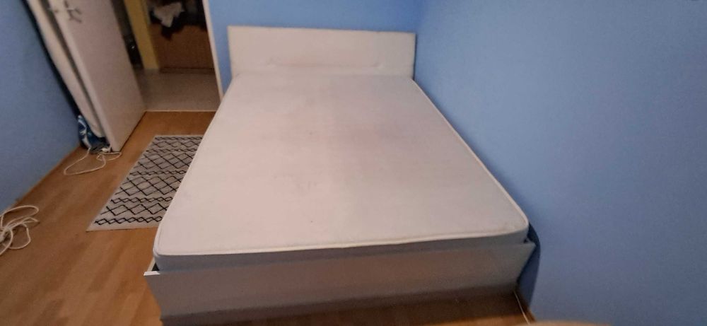 Vând pat 2 pers. in stare foarte bună cu spătar și saltea.