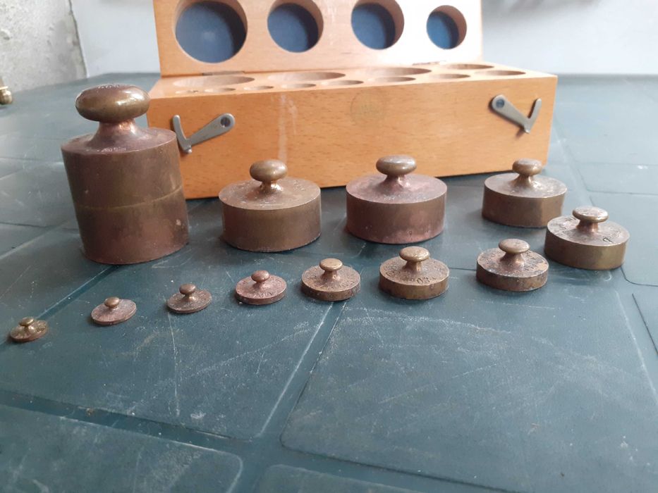 Комплект бронзови теглилки тежести с дървена кутия