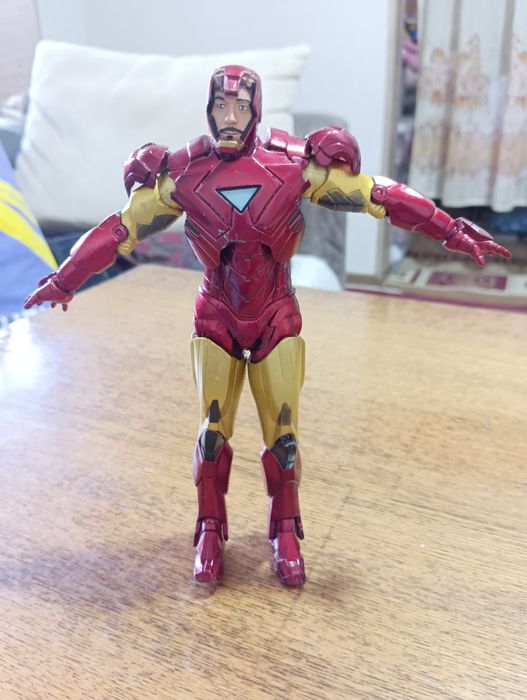 Продам игрушку железного человечеа