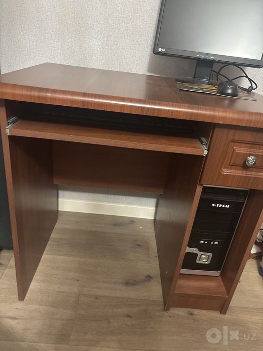Письменный и компьютерный стол.