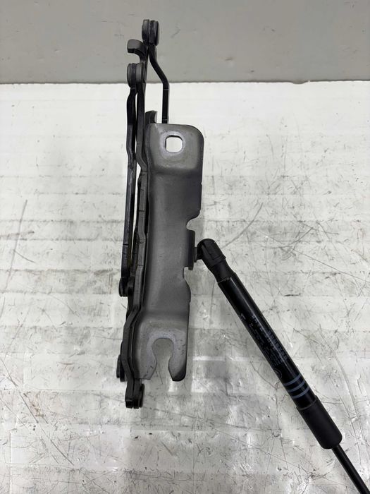 Панта с пиропатрон преден капак БМВ Ф10 Ф11 Ф06 Ф12 Ф13 Ф01 Ф02 Z4 Е89