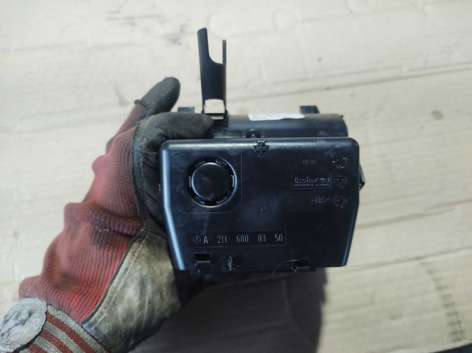 Поставка за Чаша Къп Холдър Mercedes E class W211 4Matic Tmodel 2008